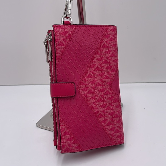 MICHAEL KORS JST LG DOUBLE ZIP WRISTLET WALLET PHONE HOLDER
ELECTRIC PINK - Picture 13 of 16